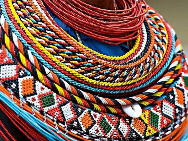 Colliers de perles multicolores portés par un guerrier Massaï