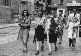 Partigiane italiane durante la liberazione di Milano. (Foto Getty Images)