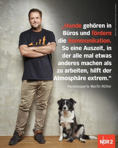 Auf dem Bild ist der Hundeexperte Martin Rütter zu sehen. Neben ihm sitzt ein Hund. 

Zitat auf dem Bild:

"Hunde gehören in Büros und fördern Kommunikation. So eine Auszeit, in der alle mal etwas anderes machen als zu arbeiten, hilft der Atmosphäre extrem."
