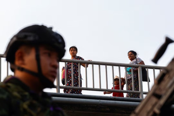 A military personnel stands guard, as 200 Myanmar military personnel withdrew to a bridge to Thailand on Thursday after a days-long assault by the anti-junta resistance, which declared it had won control of the critical border town of Myawaddy, the latest in a string of rebel wins,near the Thai-Myanmar border in Mae Sot, Tak province, Thailand, April 11, 2024. REUTERS/Soe Zeya Tun Purchase Licensing Rights