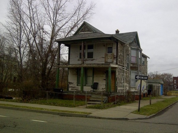Una casa de madera (dos pisos), abandonada, y en estado de gran deterioro.