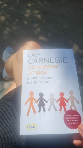 Reading "How to win friends and influence people" by Dale Carnegie, but in Spanish. And outside, in the sun 🌞