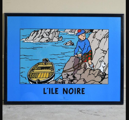Affiche au format paysage de Tintin et l'île noire. Le visuel montre Tintin vêtu d'un kilt écossais en train d'attacher sa barque à un rocher