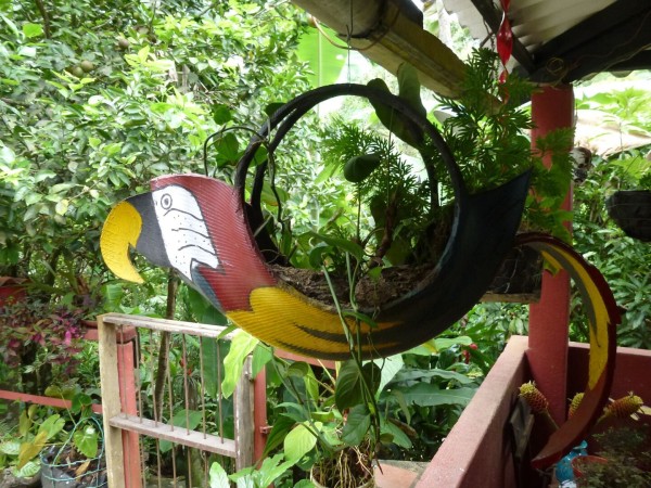 Alter Autoreifen, zum Papagei umgebastelt und als Blumenampel bepflanzt