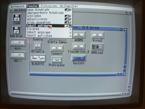 Amiga Workbench showing a tidy folder and the "Window" menu in German language highlighting the "Clean up contents" entry.