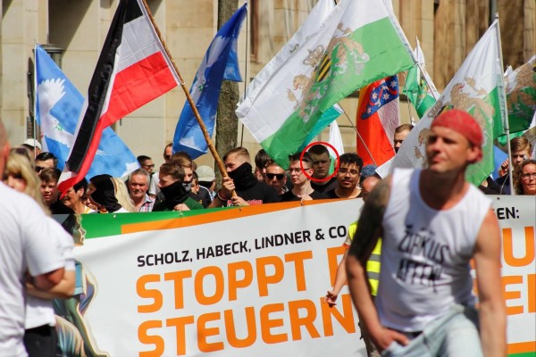 Quentin M. J. auf einer Demonstration der Freien Sachsen am 1. Mai 2024 in Dresden. Bildquelle: Matthias Schwarz