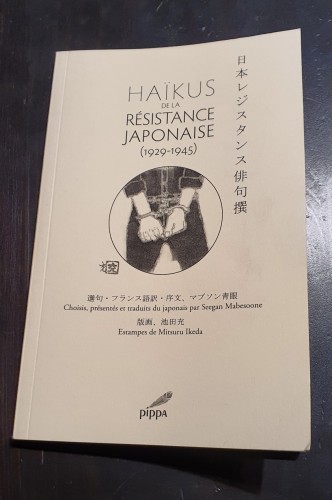 "Haïkus de la résistance japonaise (1929-1946)" aux éditions Pippa de Seegan Mabesoone et Mitsuru IKEDA. (estampe d'un homme aux mains menottées)
