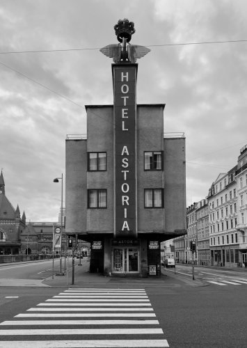 Schwarz-weißes Bild von einem Hotel moderner Architektur; black and white picture of modern architecture 