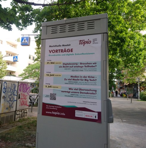 Plakat auf einem Strommasten mit den Terminen der Vorträge (als Text im Post).