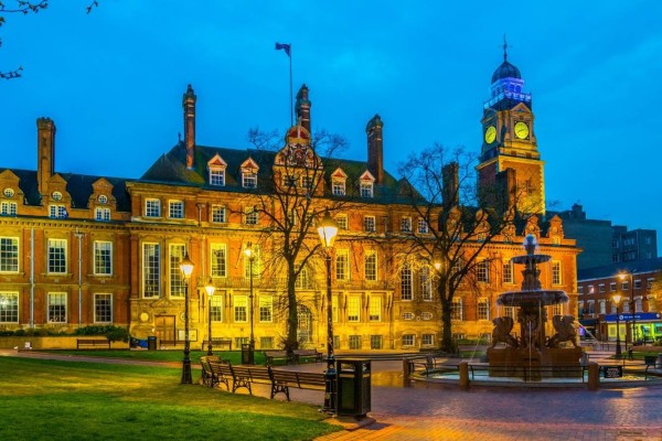 Photo of Leicester Town Hall at dusk in the winter. Credit: trabantos