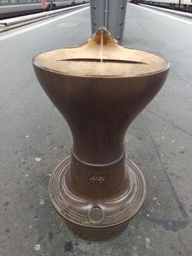 Brunnen mit Trinkwasser auf einem Perron Bahnhof Zürich
