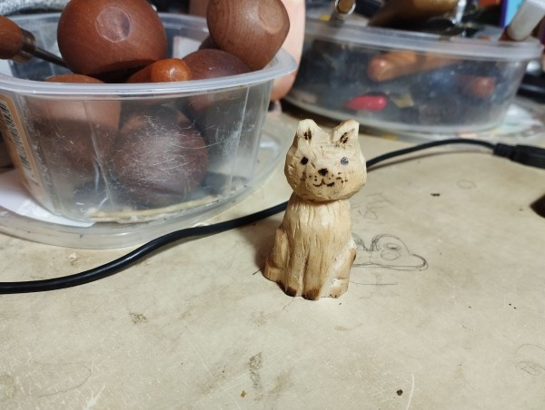 Petite sculpture de chat en bois 